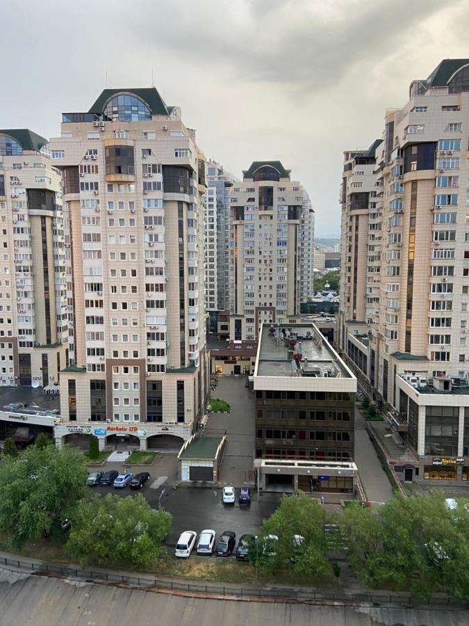 Квартира в центре Алматы Экстерьер фото